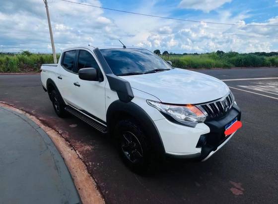 MITSUBISHI L200 TRITON 2.4 16V TURBO DIESEL SAVANA GLS CD 4X4 AUTOMÁTICO